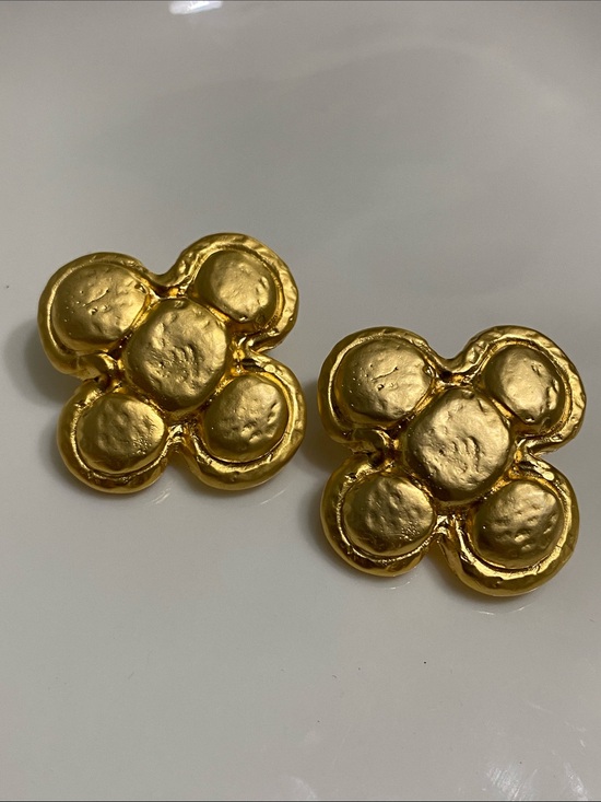 Dolce Vita Shiny Gold Cluster Clip Earrings main image 4